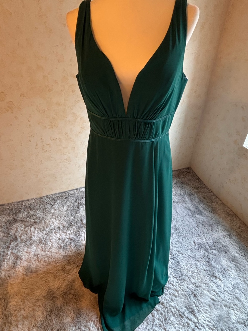 Elegant Emerald Green V-Neck Evening Dress